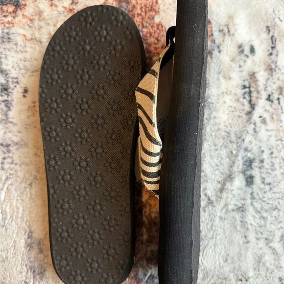 Rocket Dog Black and Cream Sandals with Zebra Print - Picture 3 of 4